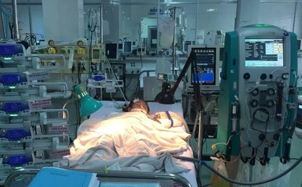 Các bác sĩ thực hiện 4 đợt lọc máu liên tục và đã cứu sống bệnh nhi.