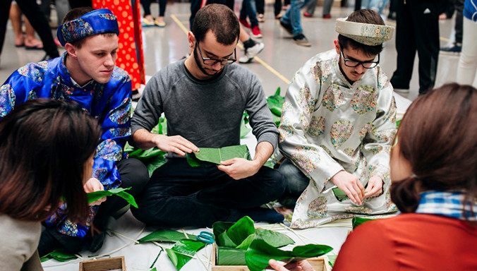 Các bạn sinh viên quốc tế hào hứng tham gia gói bánh chưng Tết.