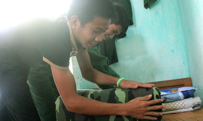 Phi học cách xếp chăn mền vuông vắn trong quân đội. Ảnh: Hoài Văn.