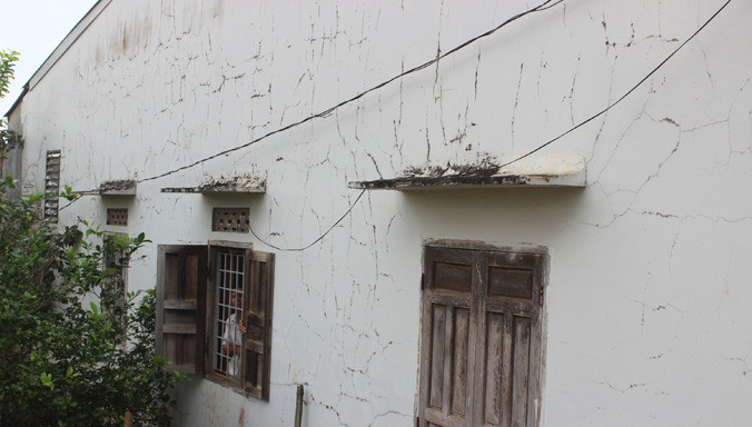 Nhà dân chi chít vết nứt.