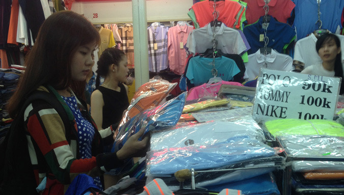 Mặc dù là hàng xuất khẩu nhưng giá chưa tới 100.000 đồng/cái và được bán đổ đống không thua gì hàng chợ.