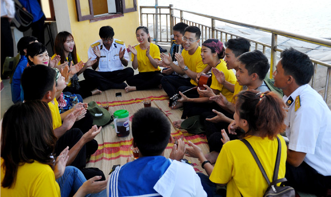 Các đại biểu giao lưu với cán bộ, chiến sỹ làm nhiệm vụ tại Trường Sa. Ảnh: Xuân Tùng.