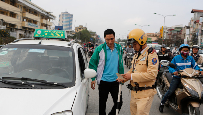 Quy định Cảnh sát giao thông có quyền trưng dụng phương tiện đang gây tranh cãi. Ảnh: Như Ý.