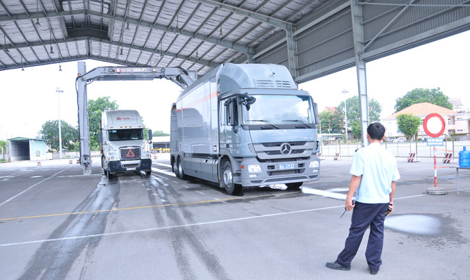 Nhờ có máy soi chiếu container, thời gian thông quan hàng hóa nhanh gọn hơn, ngăn ngừa gian lận thương mại, buôn lậu. Ảnh: Tuấn Nguyễn.