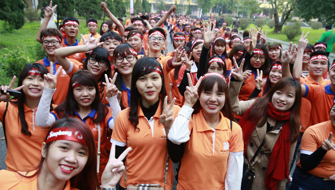 Hàng ngàn thanh niên, sinh viên tham gia ngày Chủ Nhật Đỏ. Ảnh: Hồng Vĩnh.