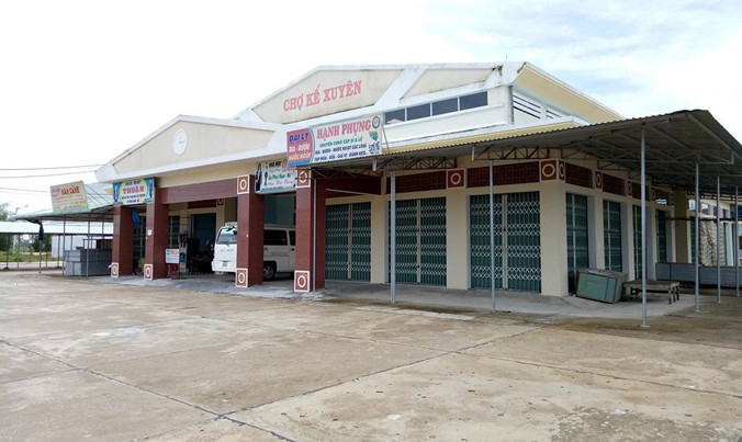 Chợ Kế Xuyên bỏ không. Ảnh: H. Văn.