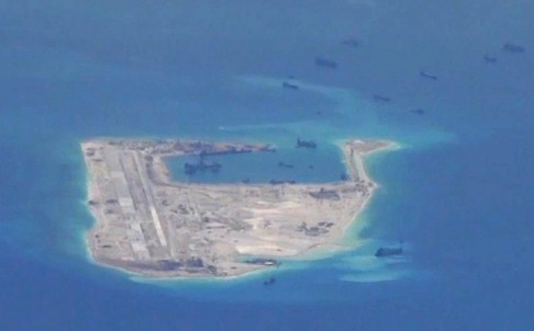 Đường băng phi pháp do Trung Quốc xây dựng trên bãi đá Chữ Thập (Ảnh: SCMP)