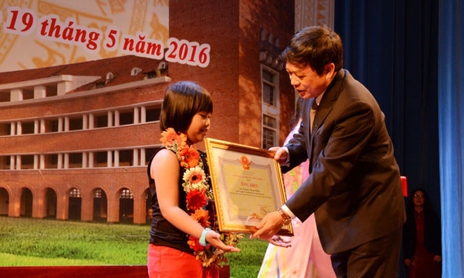 Chủ tịch UBND tỉnh Lâm Đồng Đoàn Văn Việt cho Nguyễn Trọng Nhân. Ảnh: Thanh Niên