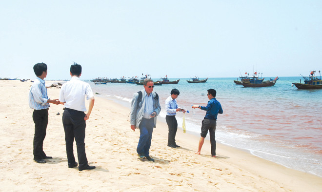 Sáng sớm 4/5, một dòng nước đỏ ngầu khác thường, mang theo nhiều cá chết xuất hiện dọc bờ biển xã Nhân Trạch, huyện Bố Trạch (Quảng Bình). Ảnh: Hoàng Nam.