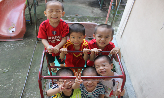 Các em vui vẻ nô đùa sau giờ học.