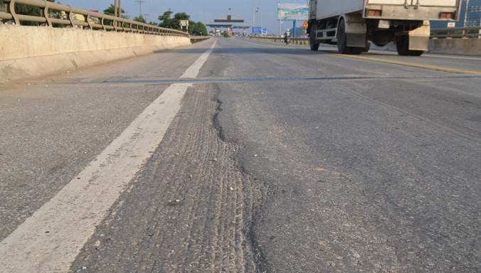 Bong tróc, vết cào trên đường tránh TP Vinh.