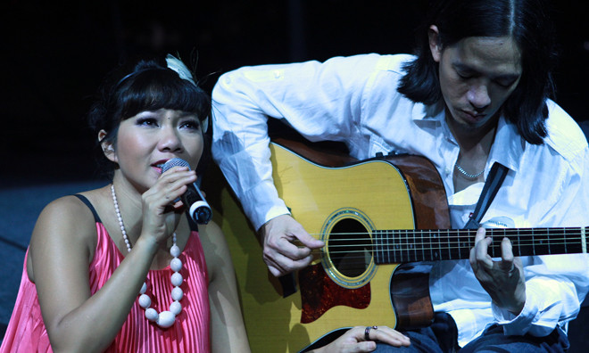 Nhạc sĩ, nhà sản xuất Thanh Phương trên sân khấu cùng ca sĩ Trần Thu Hà. Ảnh : N.M.Hà.