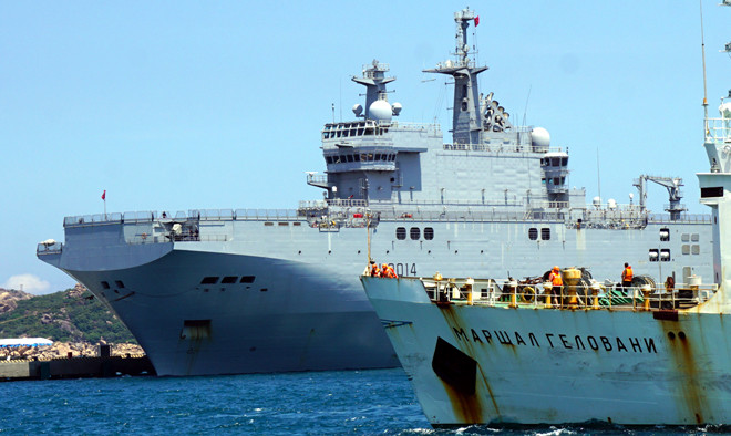 Tàu Tonnerre và tàu Marshal Gelovani tại Cảng Quốc tế Cam Ranh.