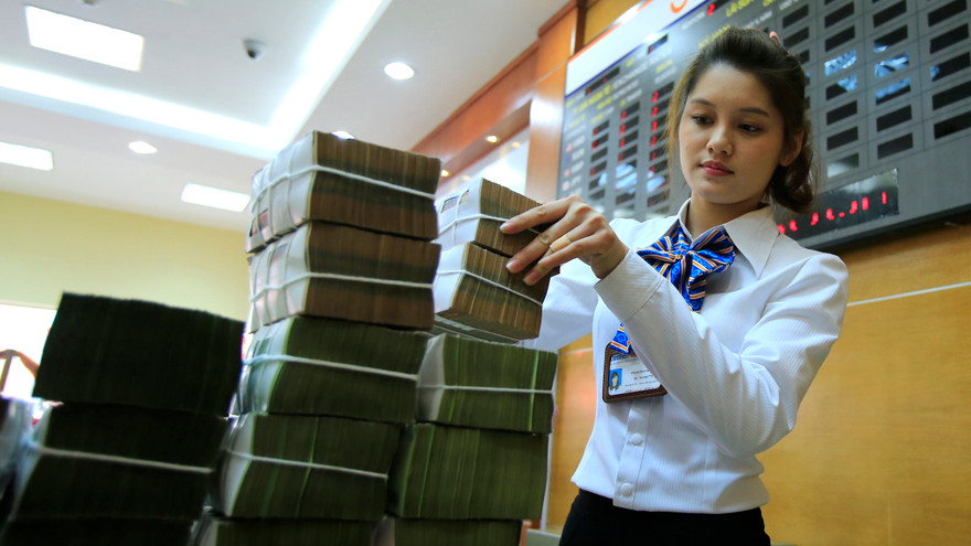 Nhiều ngân hàng thưởng Tết cho nhân viên vài tháng lương. Ảnh: Như Ý.