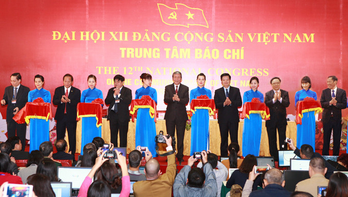 Đồng chí Đinh Thế Huynh và các đại biểu cắt băng khai trương Trung tâm báo chí. Ảnh: TTXVN.