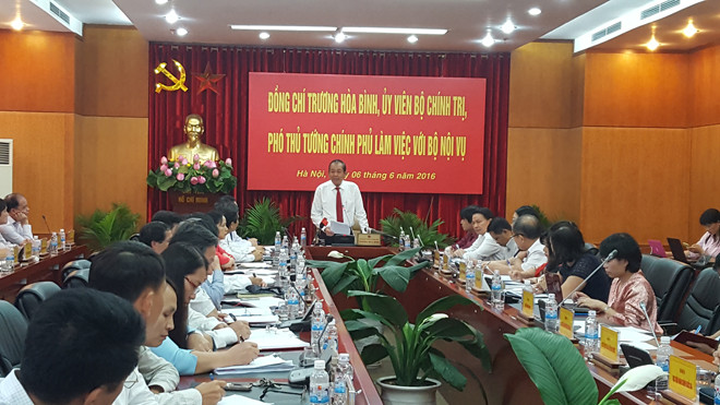 Phó Thủ tướng Trương Hòa Bình làm việc với Bộ Nội vụ sáng 6/6. Ảnh: LD.