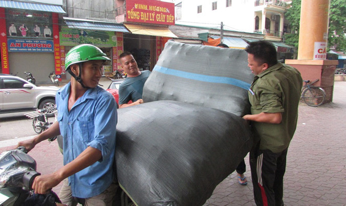 Gom góp tiền kiếm được từ nghề cửu vạn chợ Vinh, anh Sơn đều đặn gửi về Diễn Kỷ (Diễn Châu) giúp đỡ cháu Ngô Kiều Anh.