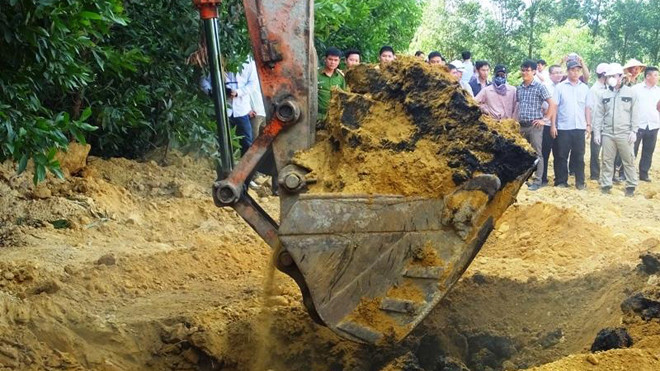 Chất thải nguy hại của Formosa được chôn tại trang trại của Giám đốc Cty Môi trường Kỳ Anh. Ảnh: Thanh Nga.