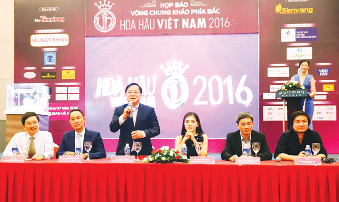 Ban tổ chức và các nhà tài trợ đồng chủ tọa họp báo sáng qua.