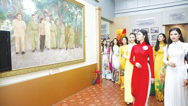 Thí sinh tham quan khu lưu niệm về Bác, bên bến Nhà Rồng. Ảnh: Hồng Vĩnh.