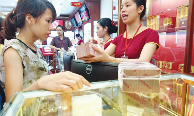 Người dân vẫn tấp nập đi bán vàng chiều 7/7. Ảnh: Như Ý.