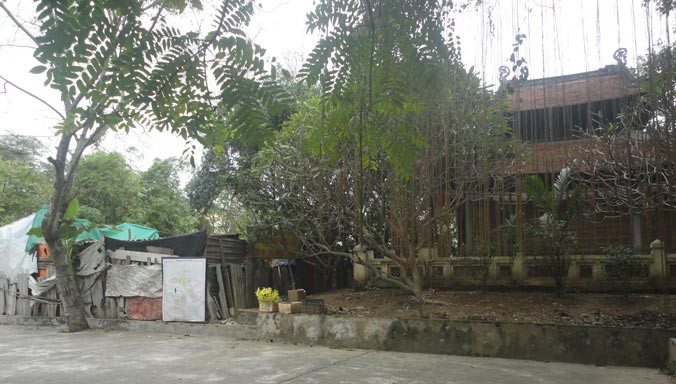 Những ngôi nhà lấn chiếm áp sát gò Đống Thây. Ảnh: K.N.