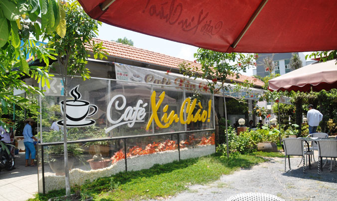 Hiện nay quán của ông không thuê người làm nên ông tự tay làm đồ uống và phục vụ khách. Ảnh: Việt Văn.