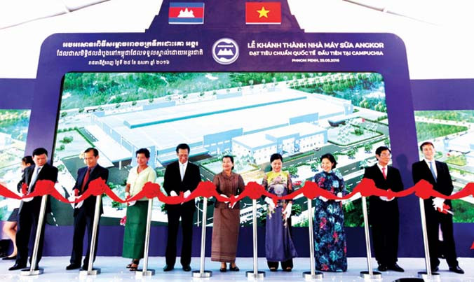 Vinamilk vừa khánh thành nhà máy sữa Angkor tại Phnom Penh, Campuchia sau 10 năm thâm nhập và tìm hiểu thị trường này.