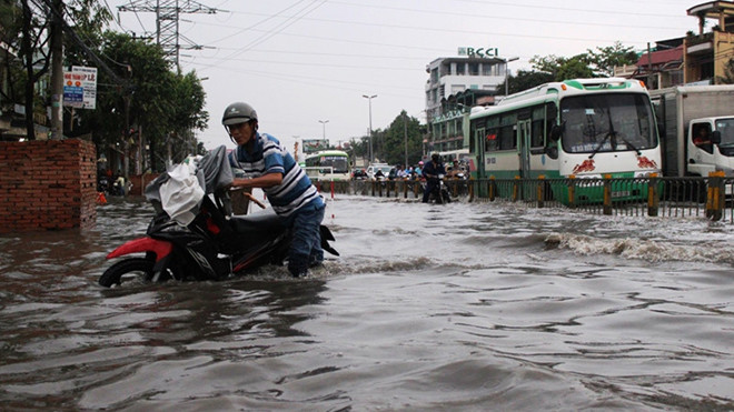 Đường vẫn ngập nặng sau mưa.