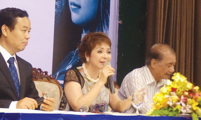 Ái Vân tại buổi ra mắt sách.