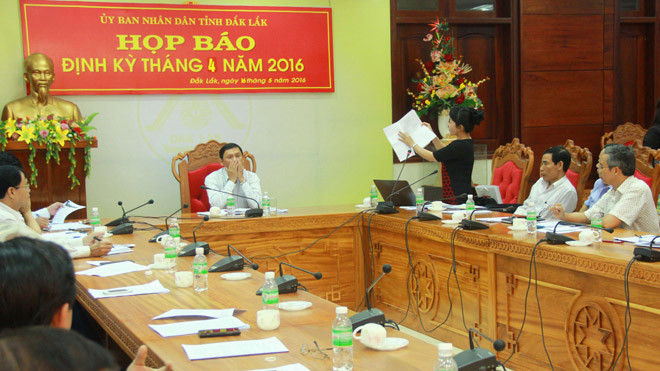 Đại diện báo Tiền Phong chứng minh Báo cáo 117 của Sở Y tế có nhiều nội dung sai sự thật ngay tại cuộc họp báo.