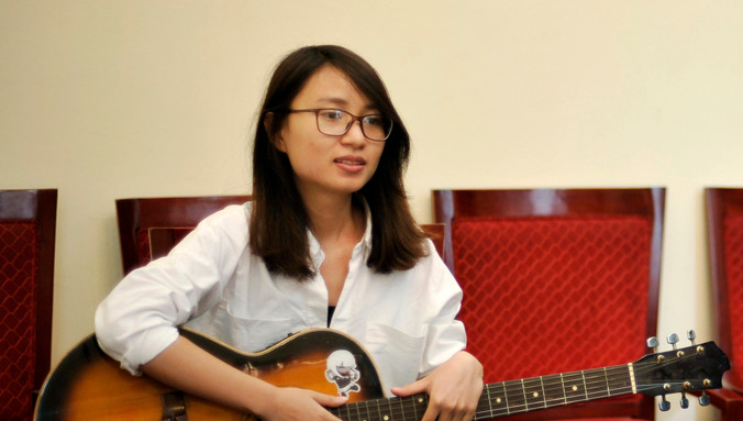 Không chỉ có khả năng văn nghệ, Hoàng Nữ Trà My còn ấp ủ nghiên cứu về kiến trúc nhà ở vùng hải đảo. Ảnh: Xuân Tùng.