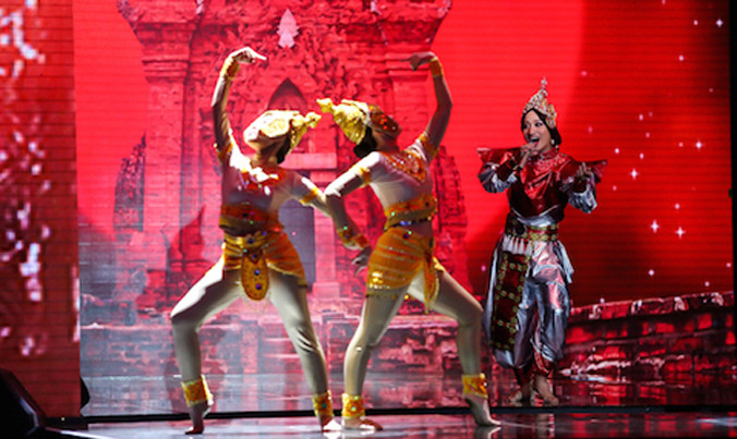 Tiết mục có yếu tố “chuyển giới” của Adam.