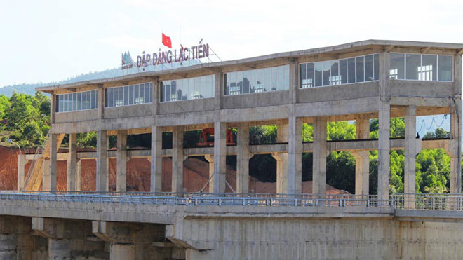 Hạng mục công trình Đập dâng Lạc Tiến - kênh dẫn - tuynel vừa đưa vào sử dụng có dấu hiệu hư hỏng. Ảnh: Minh Thùy.