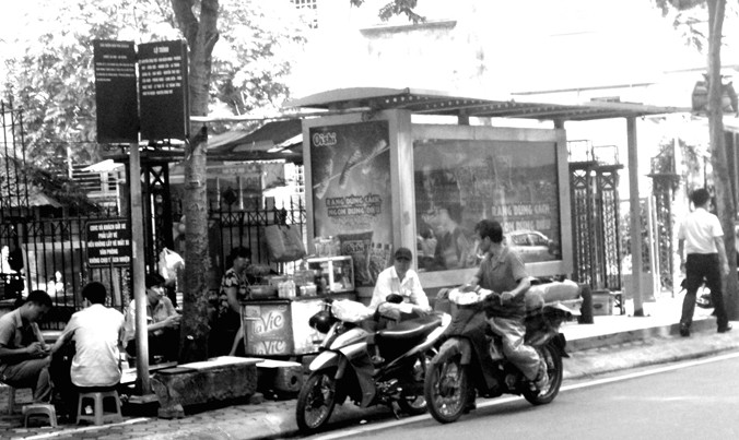 Lộn xộn cạnh nhà chờ xe buýt