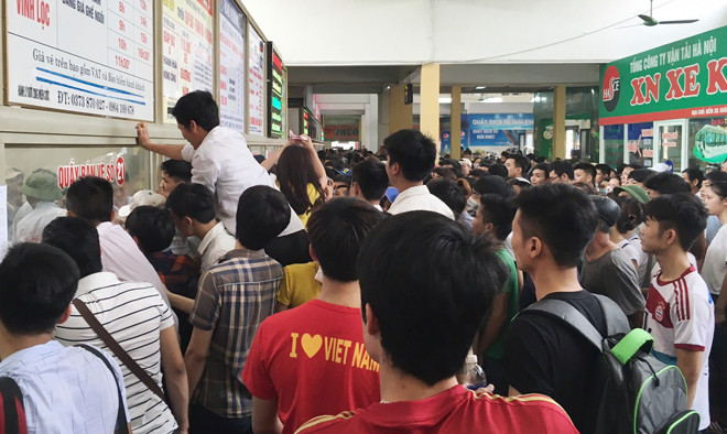 Tình trạng lộn xộn và nhiều người không mua được vé xe tại bến Giáp Bát sáng 30/4. Ảnh: B.An.