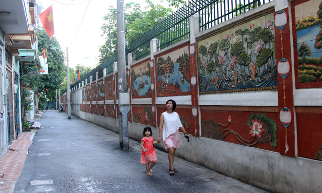 Đường tranh gốm - niềm tự hào của tổ dân cư 28, phường Dịch Vọng Hậu. Ảnh: N.M.Hà.