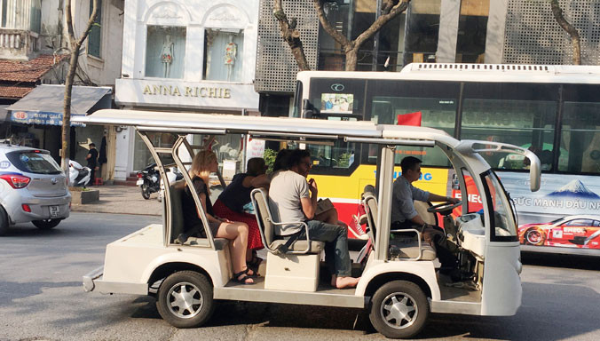 Được quy định chỉ hoạt động trong khu vực phố cổ nhưng ngày 2/3 ô tô điện đeo BKS tạm 29HC-000.44 của Cty CP Đồng Xuân đã chở khách chạy ra phố Trần Hưng Đạo. Ảnh: Anh Trọng.