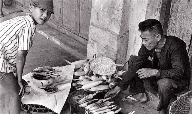 Thời bấy giờ, một lò bắp nướng trên vỉa hè cũng đủ nuôi cả gia đình.