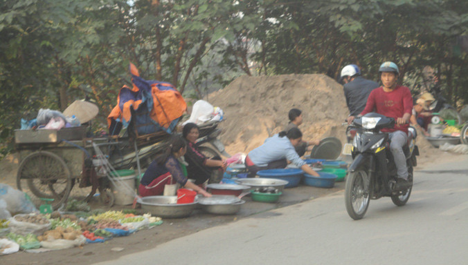 Chợ cóc lấn đường