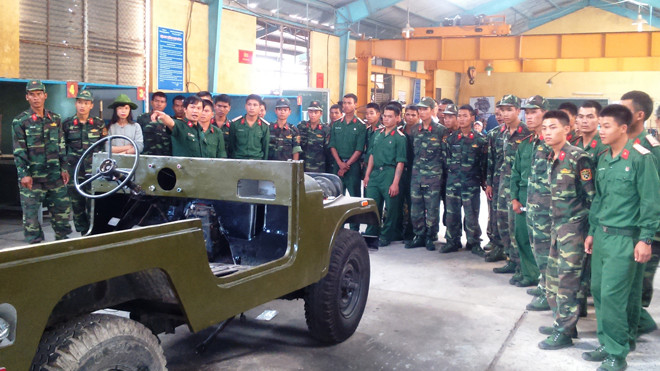 Dạy lái xe cho bộ đội xuất ngũ tại Trường Cao đẳng nghề số 5 thuộc Quân khu 5.