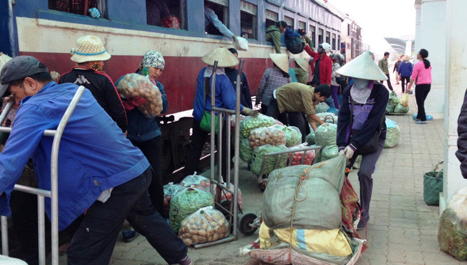 Chuyến tàu duy nhất trong ngày vào ga Hạ Long cũng là lúc chợ nông sản hoạt động.