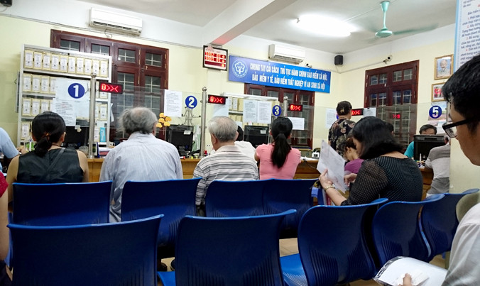 Làm thủ tục BHXH hết 335 giờ/năm là rào cản trong cải thiện môi trường kinh doanh Việt Nam. Ảnh: Phạm Thanh.