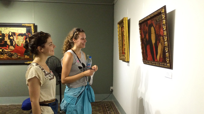 Hai du khách người Canada xem triển lãm ngày 21/7.