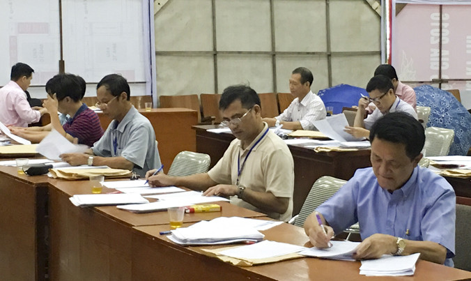 Chấm thi tại Trường ĐH Bách khoa Hà Nội. Ảnh: Nguyễn Hà.