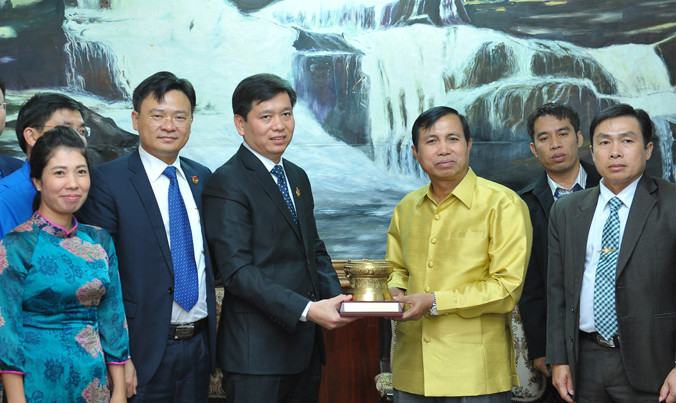 Bí thư Trung ương Đoàn Nguyễn Long Hải tặng quà lưu niệm cho lãnh đạo tỉnh Salavan. Ảnh: Xuân Tùng.