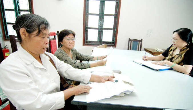 Người dân đến gửi đơn thư khiếu nại, tố cáo tại phòng tiếp dân của Thanh tra Chính phủ. Ảnh: Hồng Vĩnh.