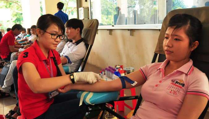 Sinh viên hiến máu tình nguyện tại ĐH Cần Thơ. Ảnh: Hòa Hội.