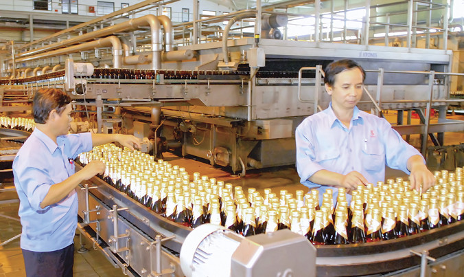 DNNN cần công khai minh bạch thu nhập của lãnh đạo (Dây chuyền đóng chai bia của Cty cổ phần bia rượu Sài Gòn (Sabeco). Ảnh: Hồng Quân.
