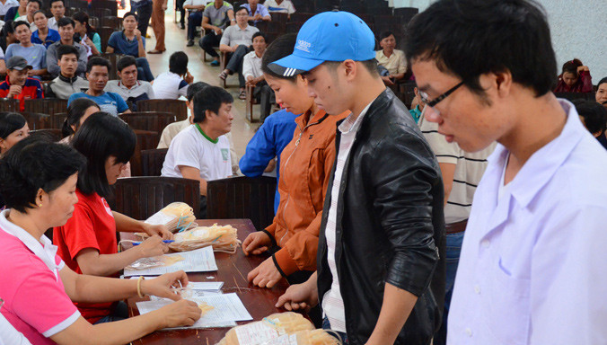 Đến chiều tối 23/1, nhiều người vẫn kiên nhẫn chờ đến lượt hiến máu.